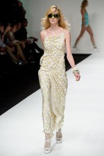 ベティジャクソン（Betty Jackson）のシックなスポーツテイスト　2011年春夏コレクション｜写真26