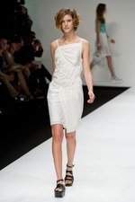 ベティジャクソン（Betty Jackson）のシックなスポーツテイスト　2011年春夏コレクション｜写真28