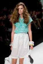 ベティジャクソン（Betty Jackson）のシックなスポーツテイスト　2011年春夏コレクション｜写真29