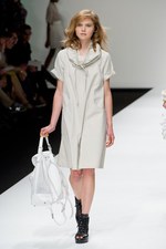 ベティジャクソン（Betty Jackson）のシックなスポーツテイスト　2011年春夏コレクション｜写真29