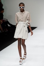 ベティジャクソン（Betty Jackson）のシックなスポーツテイスト　2011年春夏コレクション｜写真30