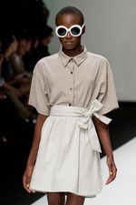 ベティジャクソン（Betty Jackson）のシックなスポーツテイスト　2011年春夏コレクション｜写真31