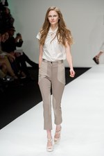 ベティジャクソン（Betty Jackson）のシックなスポーツテイスト　2011年春夏コレクション｜写真32