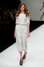 ベティジャクソン（Betty Jackson）のシックなスポーツテイスト　2011年春夏コレクション｜写真33