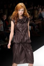 ベティジャクソン（Betty Jackson）のシックなスポーツテイスト　2011年春夏コレクション｜写真34