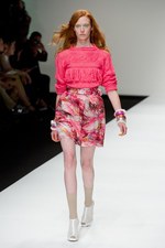 ベティジャクソン（Betty Jackson）のシックなスポーツテイスト　2011年春夏コレクション｜写真39