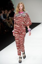 ベティジャクソン（Betty Jackson）のシックなスポーツテイスト　2011年春夏コレクション｜写真40