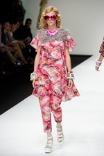 ベティジャクソン（Betty Jackson）のシックなスポーツテイスト　2011年春夏コレクション｜写真41