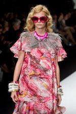 ベティジャクソン（Betty Jackson）のシックなスポーツテイスト　2011年春夏コレクション｜写真42