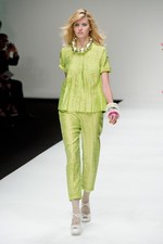 ベティジャクソン（Betty Jackson）のシックなスポーツテイスト　2011年春夏コレクション｜写真43