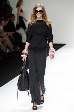 ベティジャクソン（Betty Jackson）のシックなスポーツテイスト　2011年春夏コレクション｜写真45