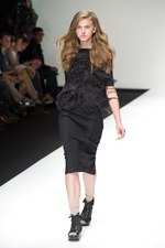 ベティジャクソン（Betty Jackson）のシックなスポーツテイスト　2011年春夏コレクション｜写真47