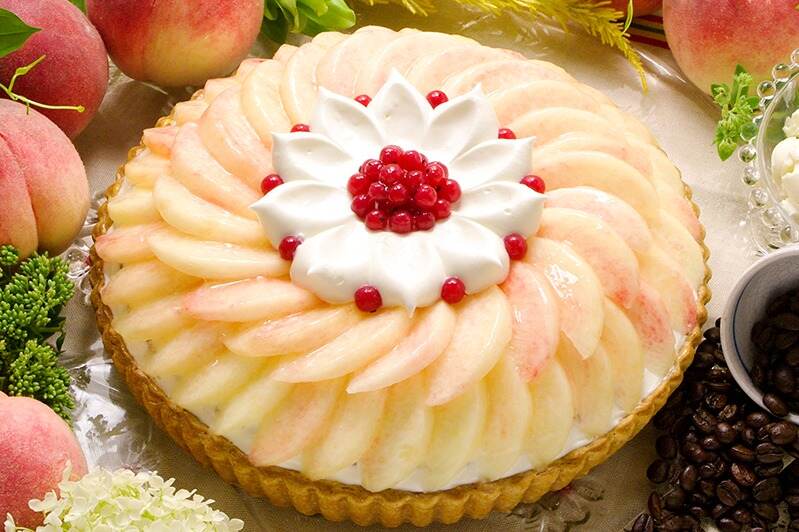 キル フェ ボン夏限定「桃タルト」なめらかミルクプリンやカフェラテ風ティラミスを重ねて