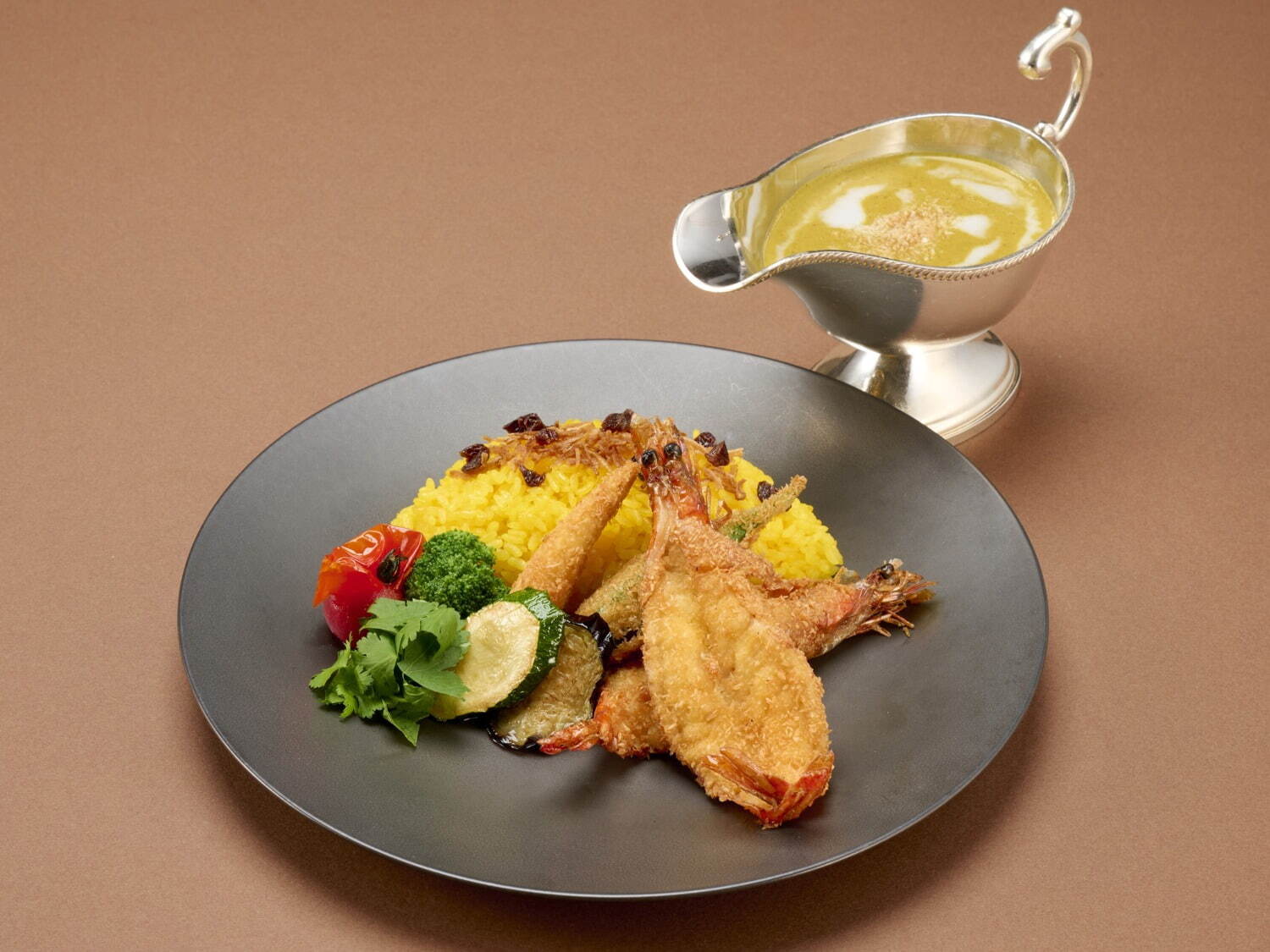 ソフトシェルシュリンプのフリットと夏野菜のココナッツカレー 3,400円
※8月1日(金)～8月31日(日)