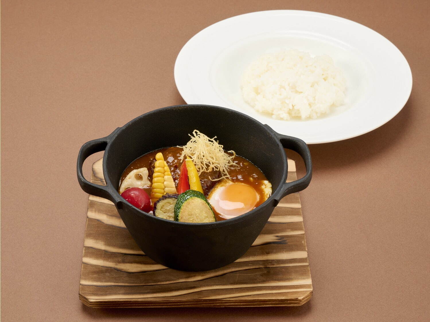 カレー煮込みハンバーグ 平飼い卵のエッグスラットと共に 3,800円
※7月1日(火)～7月31日(木)限定