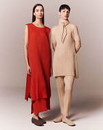 プリーツ プリーズ イッセイ ミヤケ“ダンス”着想のウェア＆トウシューズをイメージしたワンピース｜写真4