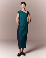 プリーツ プリーズ イッセイ ミヤケ“ダンス”着想のウェア＆トウシューズをイメージしたワンピース｜写真5