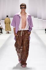 ドルチェ＆ガッバーナ 2026年春夏メンズコレクション - 部屋から外へ、エレガントに着るパジャマ｜写真49