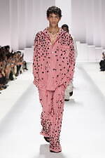 ドルチェ＆ガッバーナ 2026年春夏メンズコレクション - 部屋から外へ、エレガントに着るパジャマ｜写真87