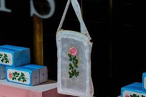 ルル メリー×ブリジットタナカ、“一輪のバラ”刺繍のオーガンジーバッグとショコラサブレセット