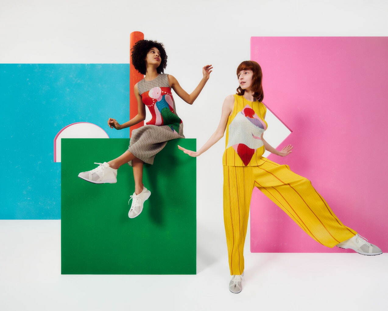 プリーツ プリーズ イッセイ ミヤケの服をまとった女性をカラフルに描いたタンクトップ＆ワンピース｜写真47