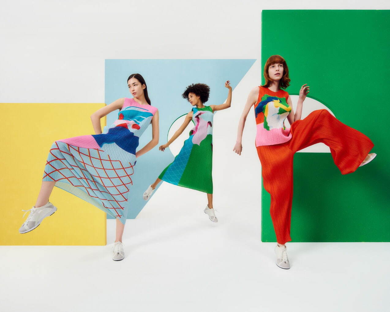 プリーツ プリーズ イッセイ ミヤケの服をまとった女性をカラフルに描いたタンクトップ＆ワンピース｜写真49