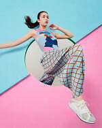 プリーツ プリーズ イッセイ ミヤケの服をまとった女性をカラフルに描いたタンクトップ＆ワンピース｜写真46