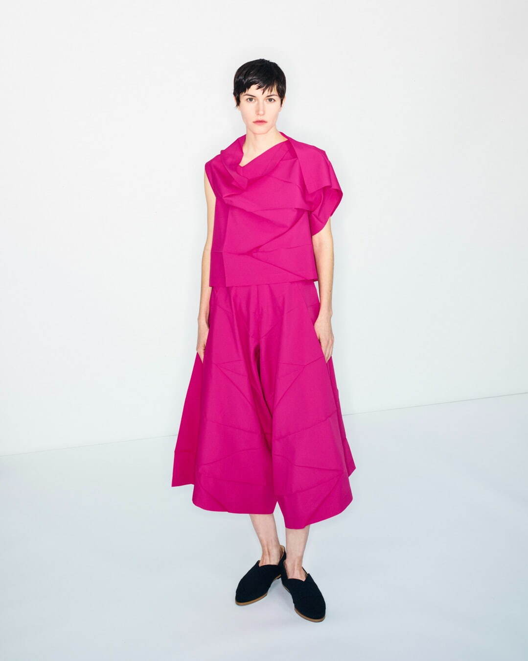 「NO.2」トップ 60,500円、パンツ 99,000円