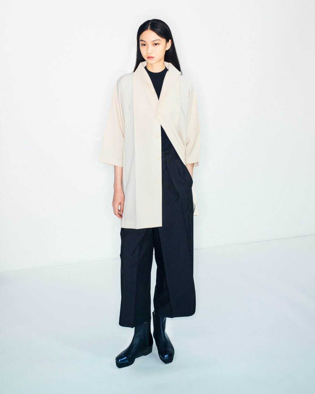 「フラット シャツ」ロングシャツ 52,800円、「フラット スクエア ボトムス」ワイドパンツ 70,400円