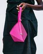 132 5. イッセイ ミヤケ、三角形を合わせた立体バッグ＆折り構造のアシンメトリートップ｜写真6