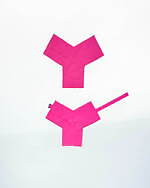 132 5. イッセイ ミヤケ、三角形を合わせた立体バッグ＆折り構造のアシンメトリートップ｜写真2