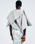 132 5. イッセイ ミヤケ、三角形を合わせた立体バッグ＆折り構造のアシンメトリートップ｜写真4