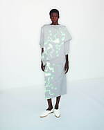 132 5. イッセイ ミヤケ、三角形を合わせた立体バッグ＆折り構造のアシンメトリートップ｜写真5