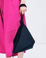 132 5. イッセイ ミヤケ、三角形を合わせた立体バッグ＆折り構造のアシンメトリートップ｜写真7