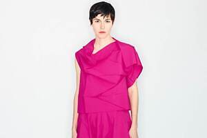 132 5. イッセイ ミヤケ、三角形を合わせた立体バッグ＆折り構造のアシンメトリートップ