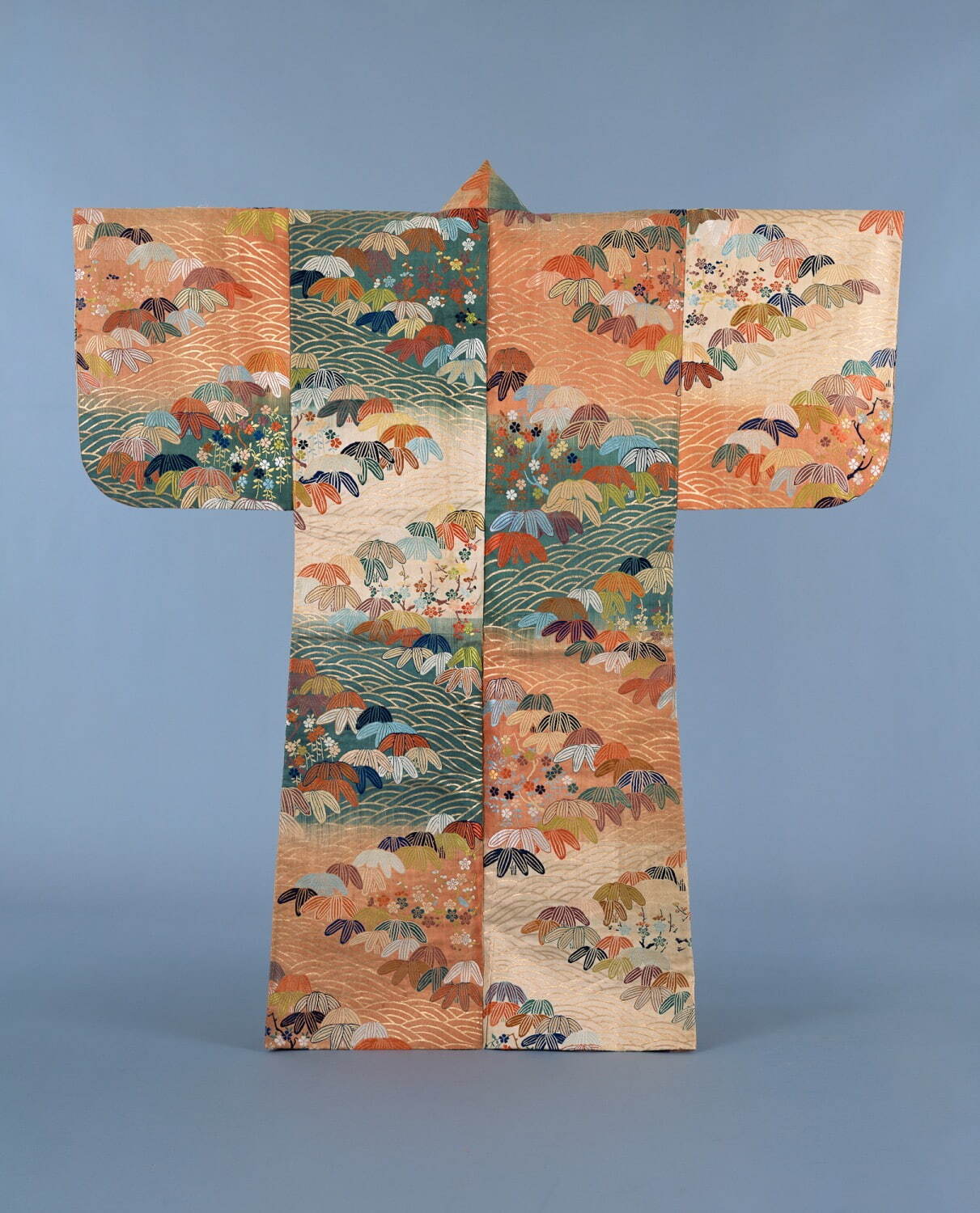 《紅白萌黄段青海波笹梅枝垂桜模様唐織》 江戸時代 18世紀 泉屋博古館東京