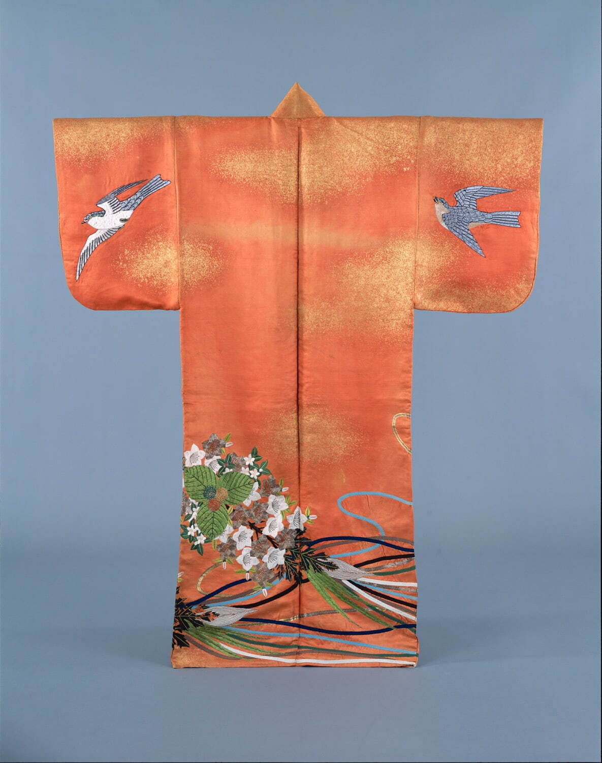 《紅地時鳥薬玉模様縫箔》 江戸時代 18世紀 泉屋博古館東京