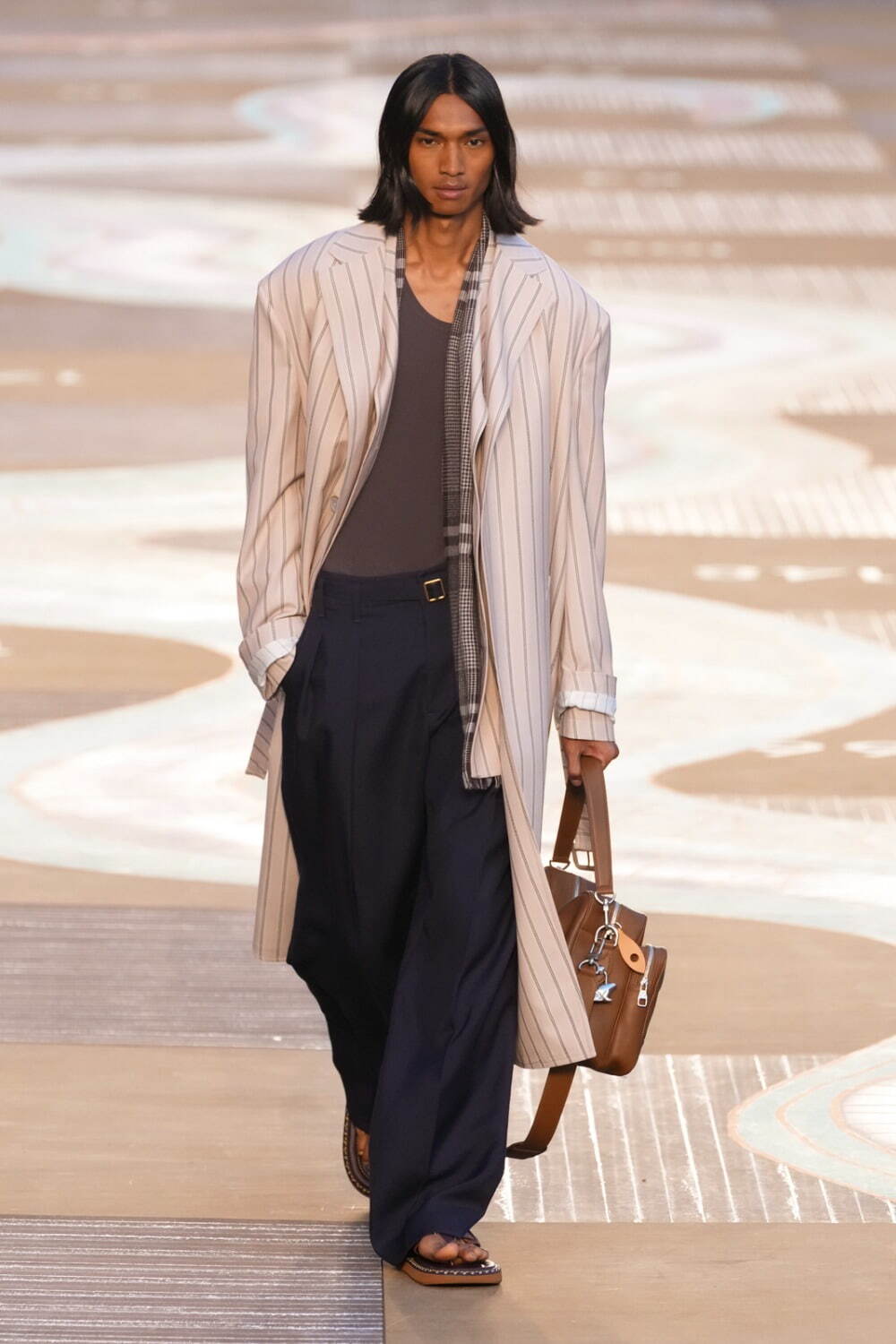 ルイ・ヴィトン 2026年春夏メンズコレクション、“太陽”を思わせるインドの感性を反映｜写真115