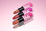 NARS25年秋コスメ、“ぷっくり”花モチーフ×パステルピンクの限定リップスティック｜写真1