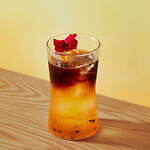 スターバックス リザーブ ロースタリー 東京の夏ドリンク、果実弾けるコーヒー＆ティースパークリング｜写真1