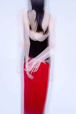 マメ クロゴウチ“優雅に曲線描く”マーブル模様ドレス＆グラデカラーのニットドレスなど｜写真4