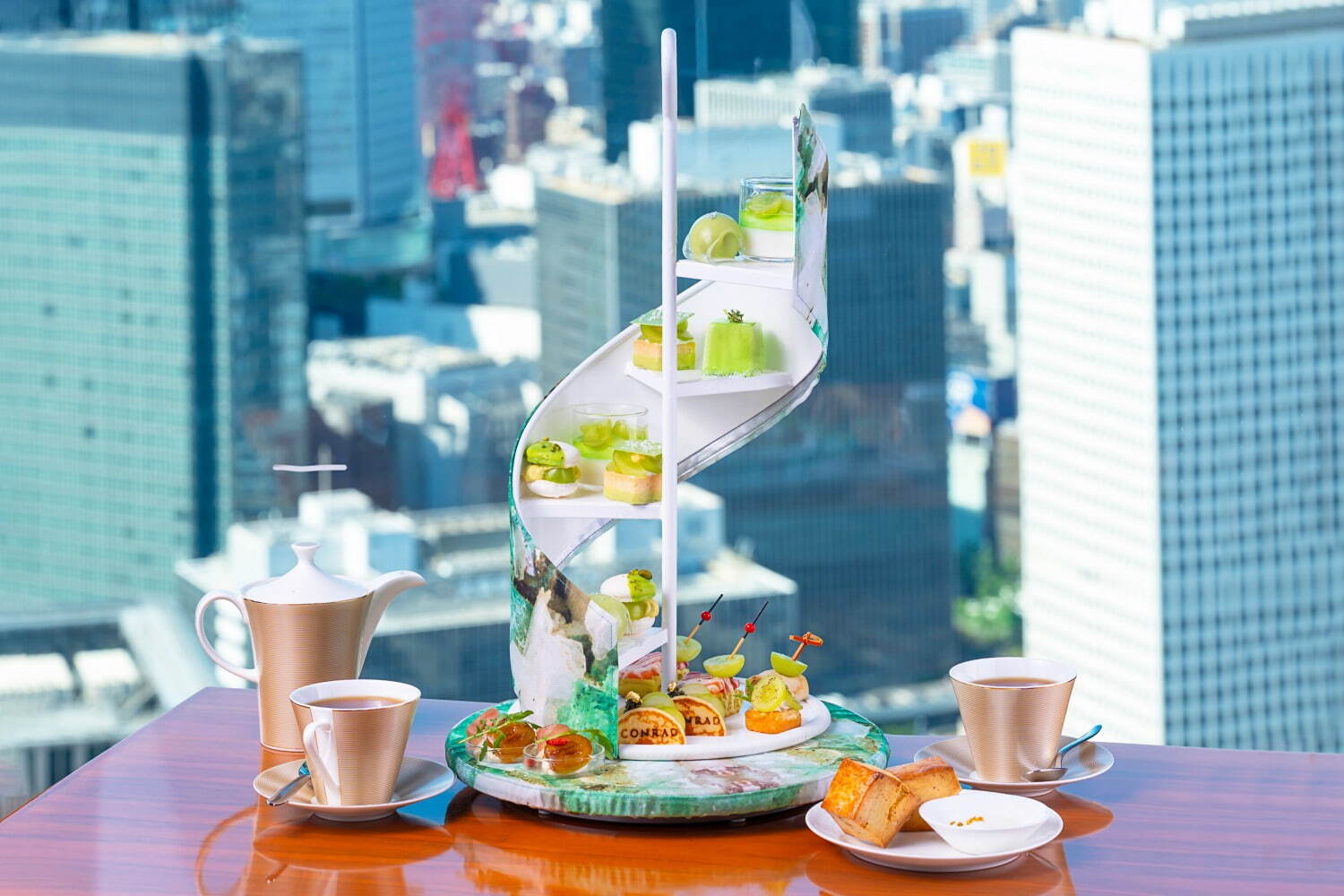 「シャインマスカット・イン・グリーンアフタヌーンティー」1名 8,000円 ※サービス料込み。
※写真は2名分。