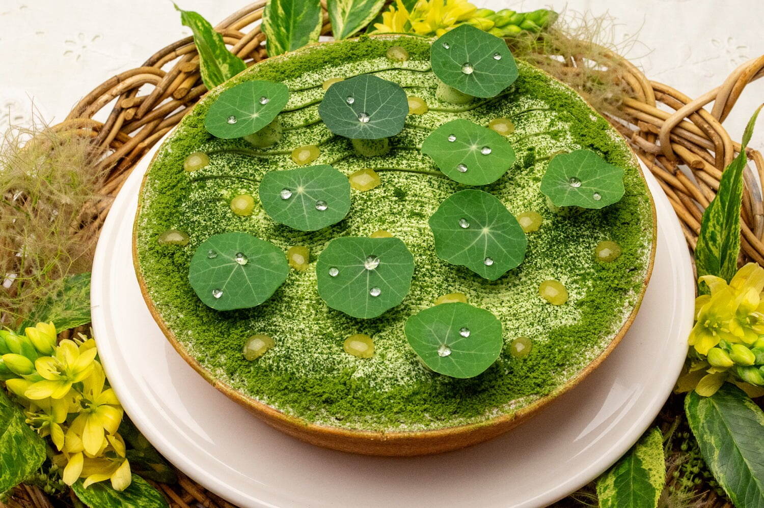 キル フェ ボン京都「苔庭」イメージの宇治抹茶×柚子タルト、桃たっぷりのタルトも