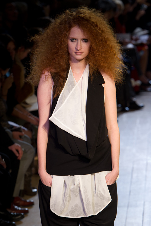 一般顧客をご招待！リミ フゥ(LIMI feu)が2011年春夏コレクションを東京で開催｜写真1