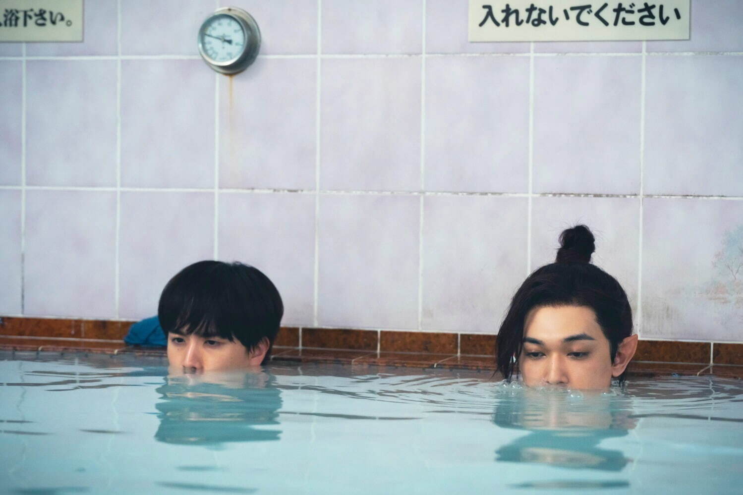 吉沢亮×板垣李光人にインタビュー、2人が理想とする「真のイケメン」とは？溢れ出るお互いの魅力を語る｜写真20