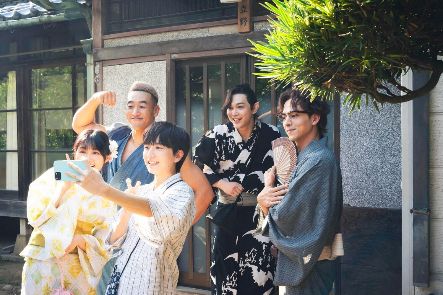 吉沢亮×板垣李光人にインタビュー、2人が理想とする「真のイケメン」とは？溢れ出るお互いの魅力を語る｜写真21