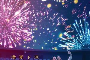 「花火ウェルカムドーム」“撮影OK”夜空に浮かぶ花火の演出、コニカミノルタプラネタリウム全5館で