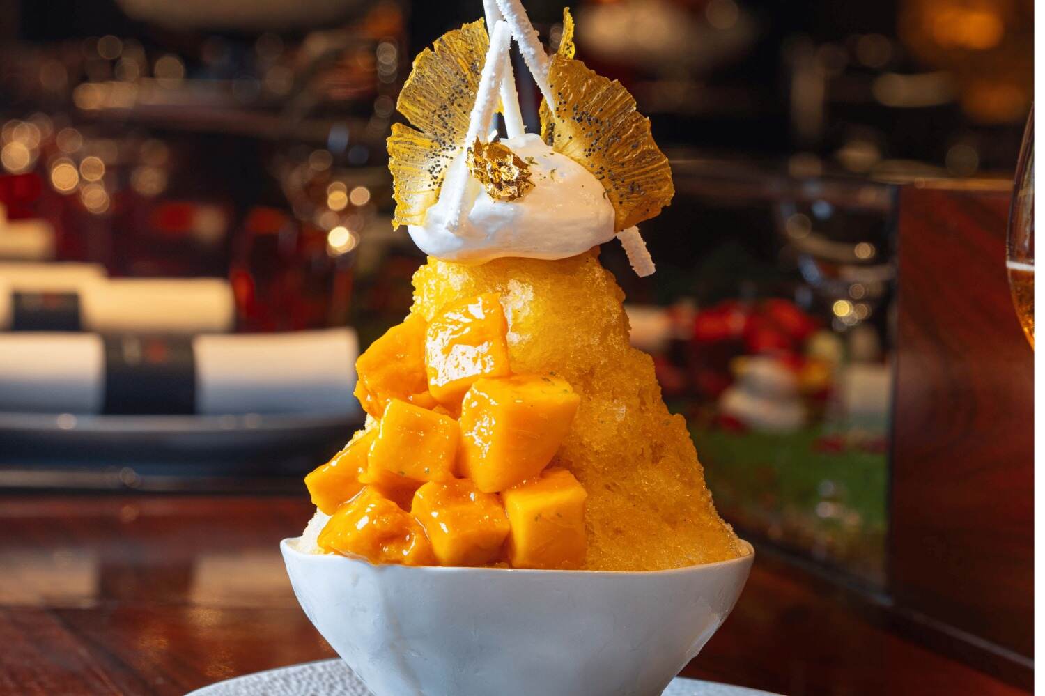 六本木のラトリエ ドゥ ジョエル・ロブション初のかき氷、瑞々しいマンゴー果肉×ココナッツのエスプーマ