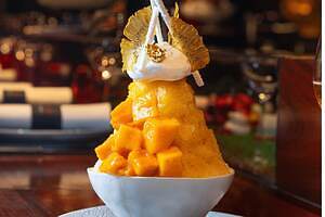 六本木のラトリエ ドゥ ジョエル・ロブション初のかき氷、瑞々しいマンゴー果肉×ココナッツのエスプーマ