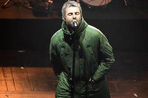 バーバリー「オアシス」リアム・ギャラガー着用キルティングコートを復刻、バーバリーチェックの裏地で